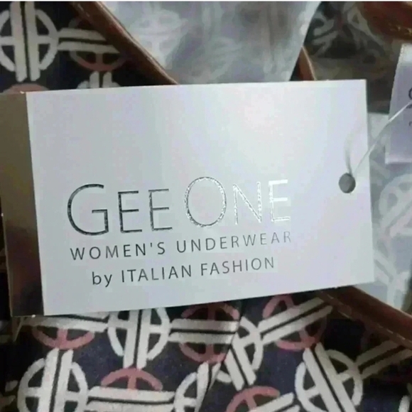 Women's Black and White metric Blouse - Picture 11 of 11